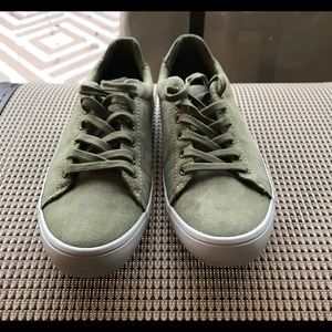 Canvas sneaker size 6